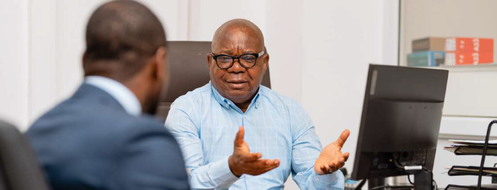 Membres d'équipes en conversation